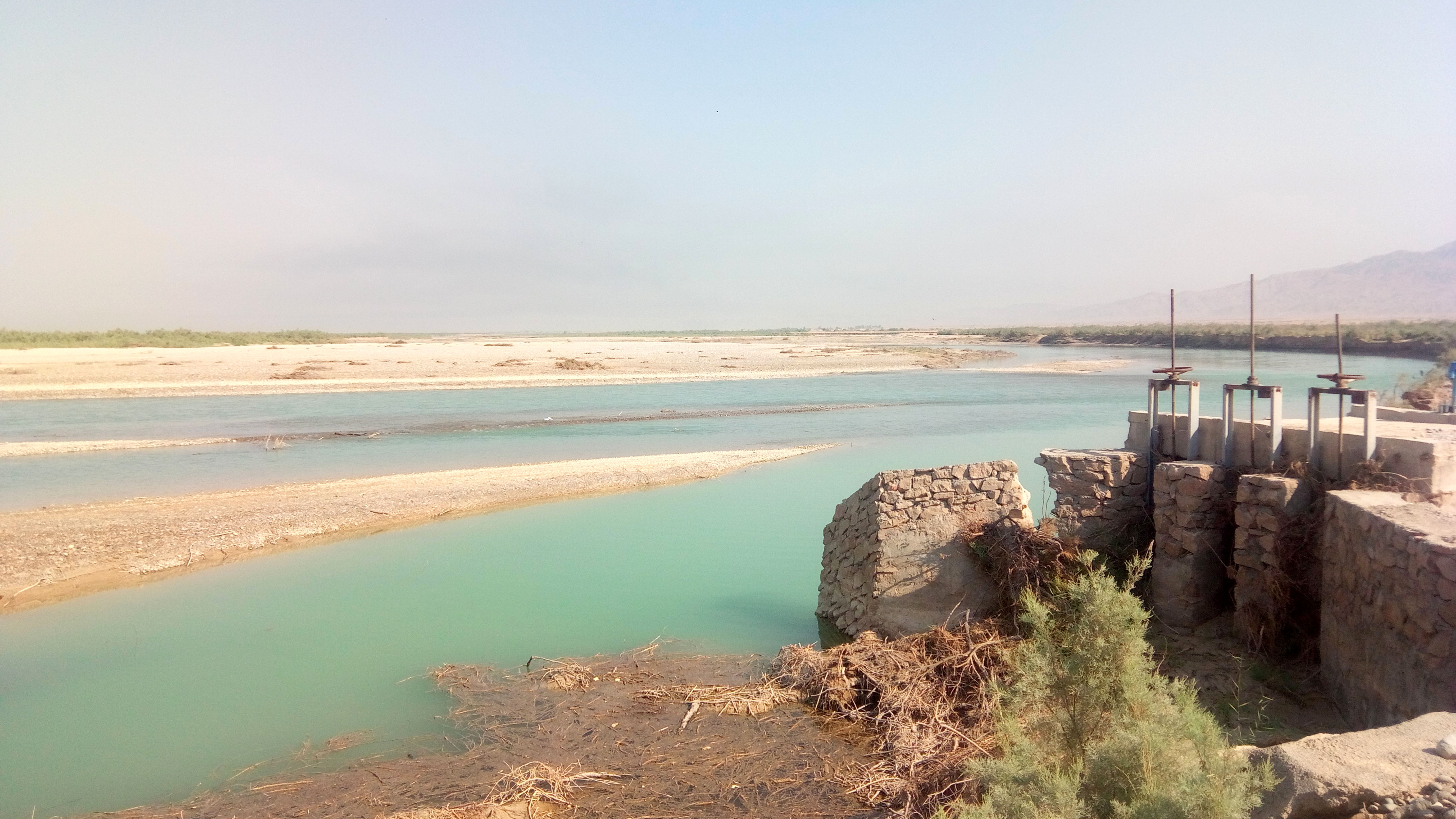  ترمیم سر دهانه نهر ملا و احداث دایک جدیدبرای انحراف آب این نهر