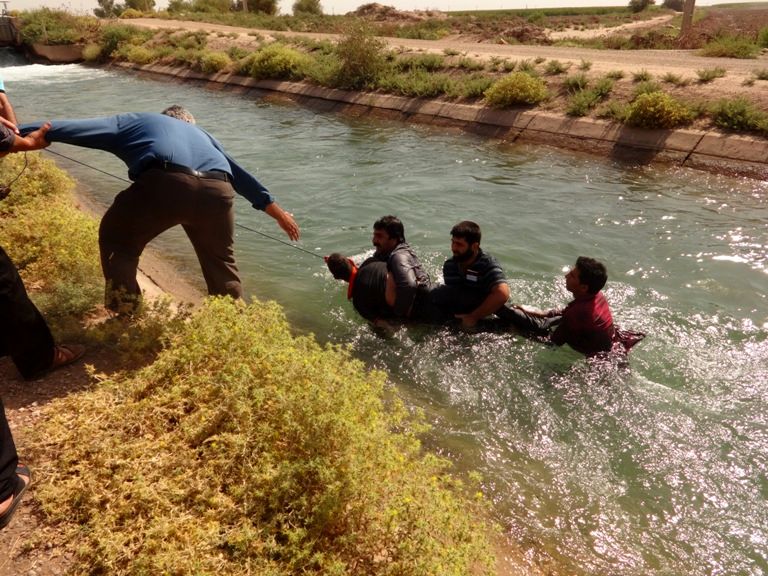 حریم بانان شبکه های آبیاری شمال خوزستان جوان موتور سوار را از مرگ حتمی نجات دادند