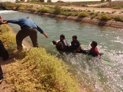حریم بانان شبکه های آبیاری شمال خوزستان جوان موتور سوار را از مرگ حتمی نجات دادند